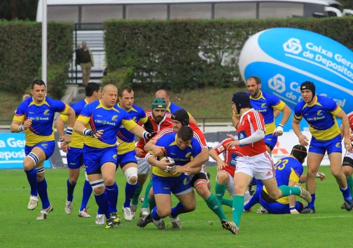 Rugbyştii români vin la susţinerea pilierului Paulică Ion (cu balonul) * Foto: Marian Burlacu (Lisabona)