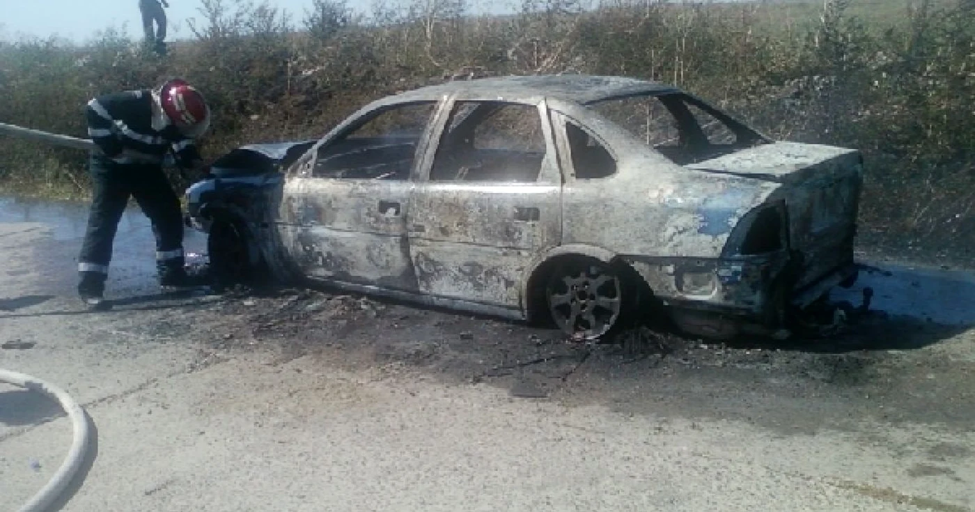 Mașina cu corpul incendiat a fost găsită la marginea unui drum local