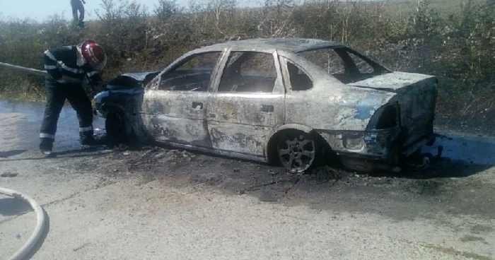 Mașina cu corpul incendiat a fost găsită la marginea unui drum local