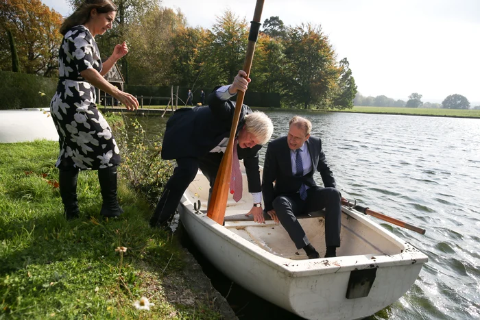 ... diplomaţii au intrat la apă