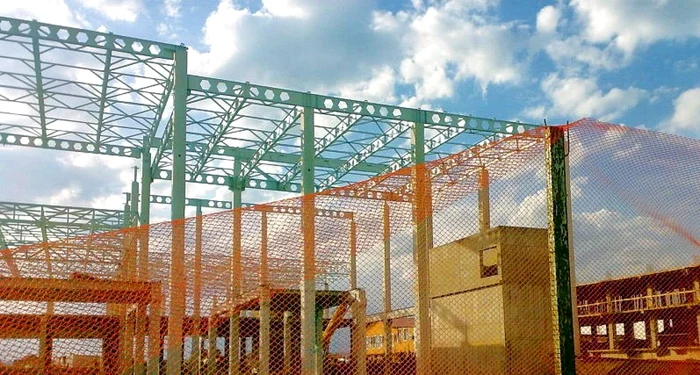 19 oameni lucrau la negru la constructia mall-ului
