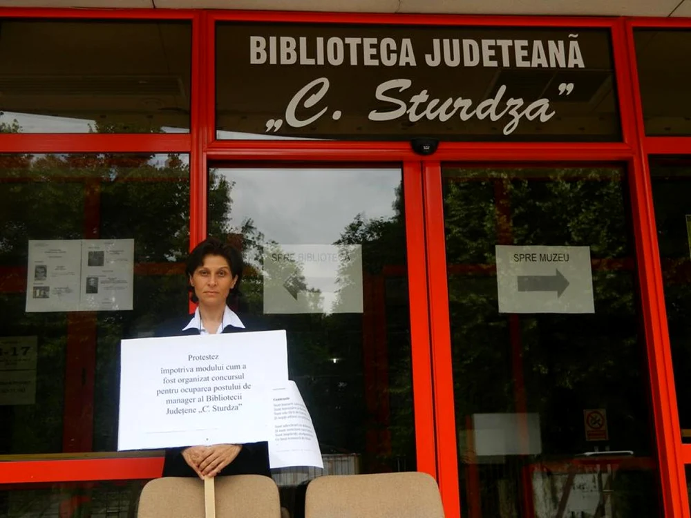 Bibliotecara Lenuţa Neacşu a învins în instanţă Consiliul Judeţean Bacău, care a organizat un concurs fără respectarea legii FOTO Facebook