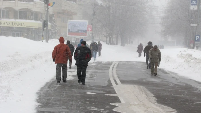 Viscolul va fi prezent pe tot parcursul zilei de azi  Foto: Ştefan Borcea