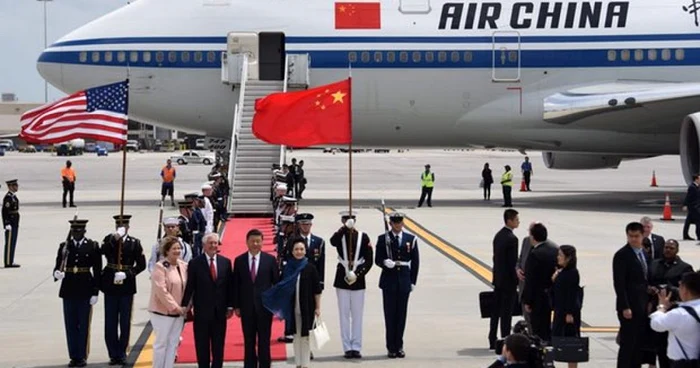 Xi Jinping intampinat pe taram american pe secretarul de Stat Rex Tillerson FOTO AFP/Getty Images