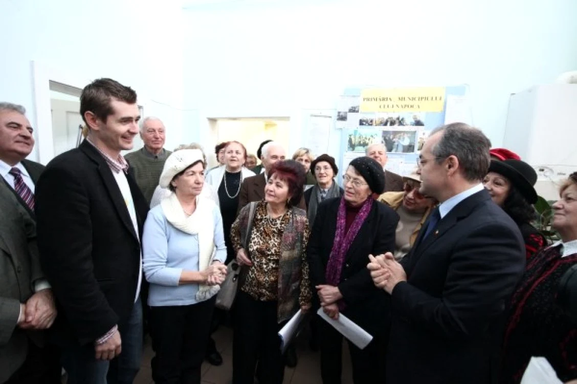Emil Boc şi mentalistul clujean Cristian Gog  au dus pachete la un centru de zi din Cluj FOTO: clon.ro