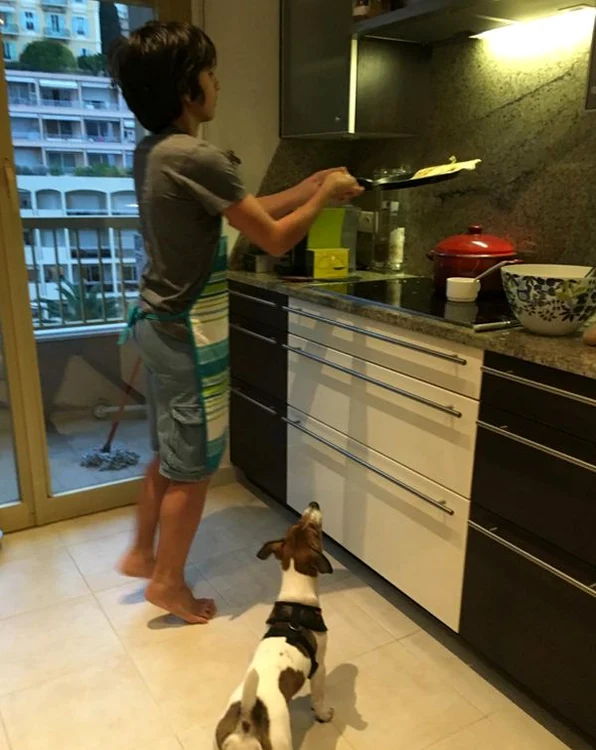 Ca un adevărat bucătar, Ayan şi-a pus şortul şi a intrat în bucătarie