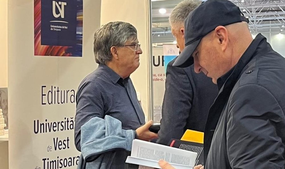 Ilie Bolojan a încercat să treacă neobservat la Târgul Gaudeamus. S-a echipat cum rar este văzut și a răsfoit câteva cărți: „A venit fără tam-tam”
