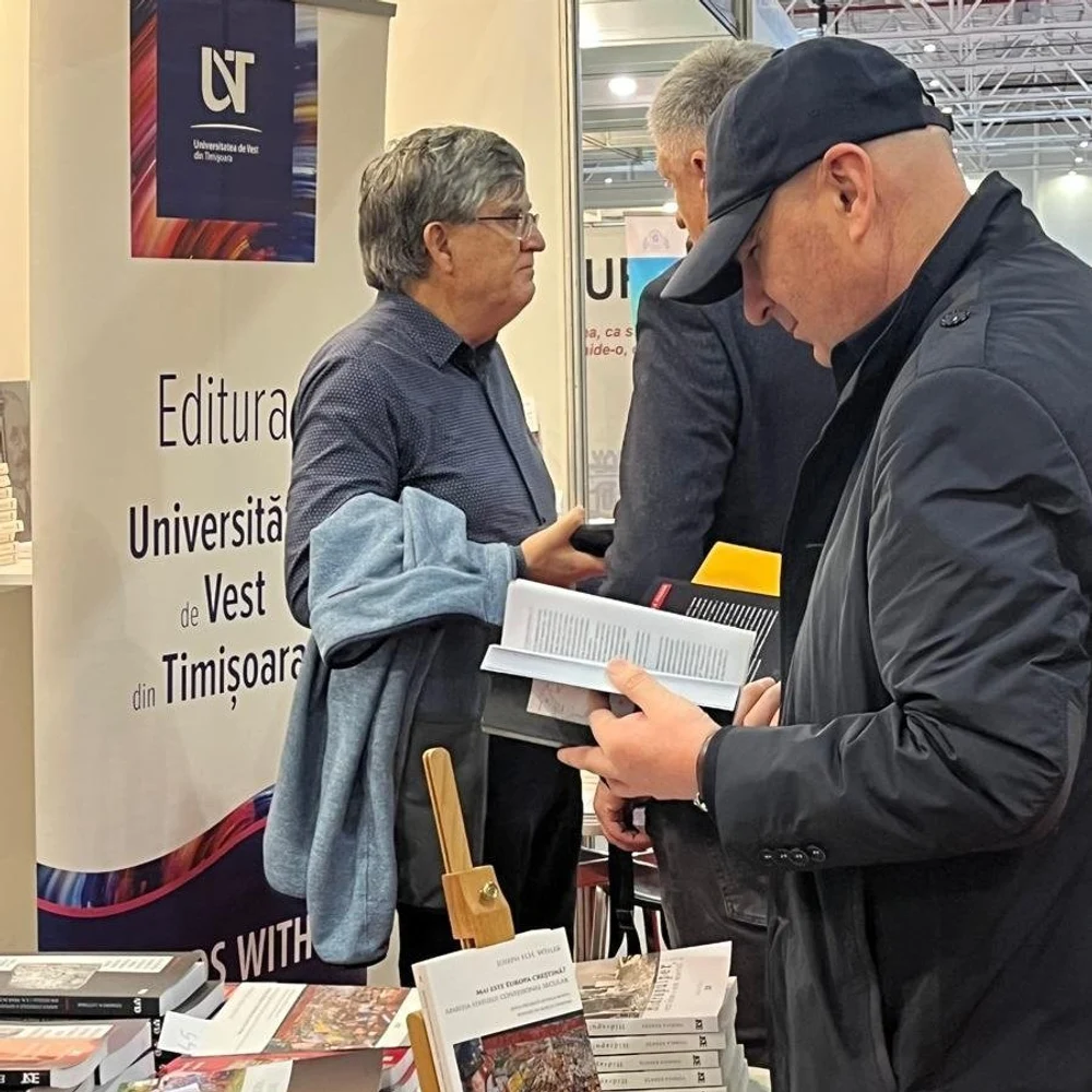 Ilie Bolojan a încercat să treacă neobservat la Târgul Gaudeamus. S-a echipat cum rar este văzut și a răsfoit câteva cărți: „A venit fără tam-tam”