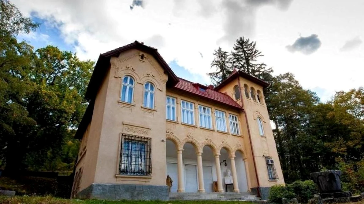 Expoziție de ceramică și fotografie în casa lui Octavian Goga de la Ciucea jpeg
