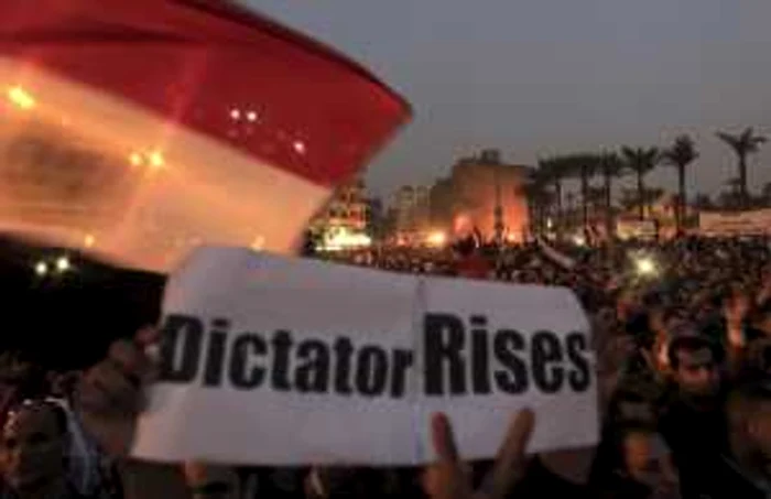 Mii de egipteni au protestat noaptea trecută la Cairo. FOTO: Reuters