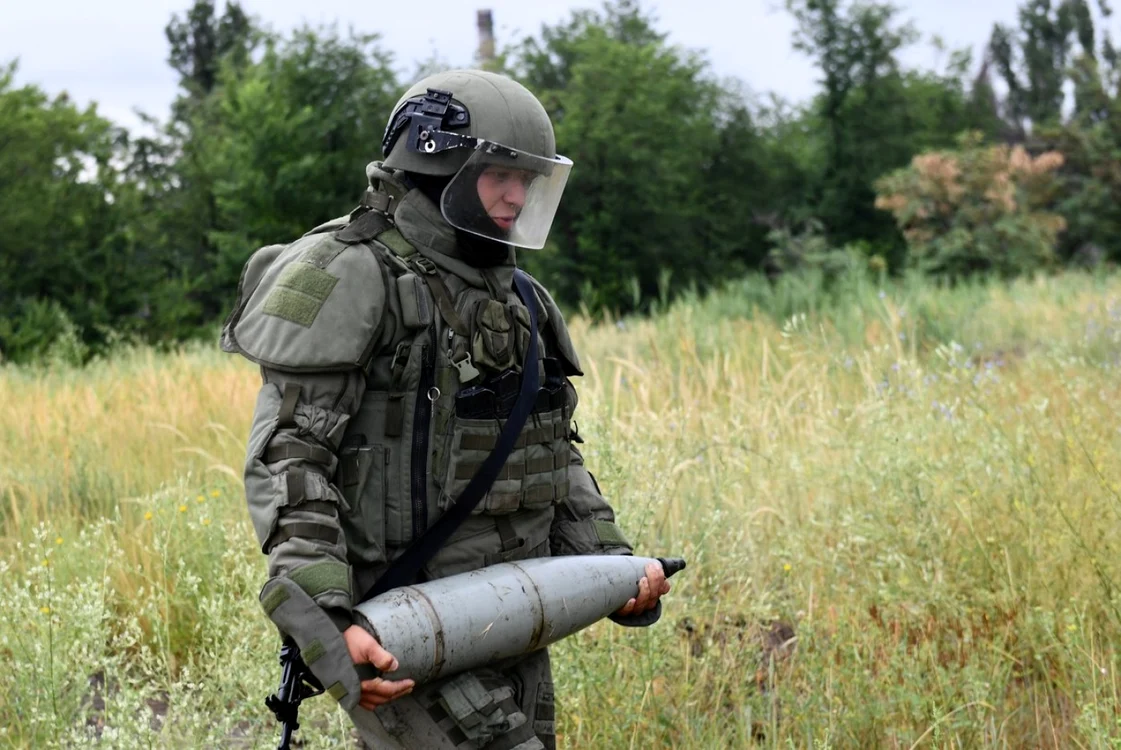 Soldat rus într-o misiune de deminare lângă Azovstal FOTO Profimedia