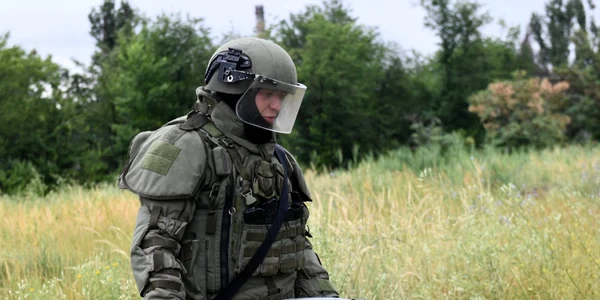 Soldat rus într-o misiune de deminare lângă Azovstal FOTO Profimedia 