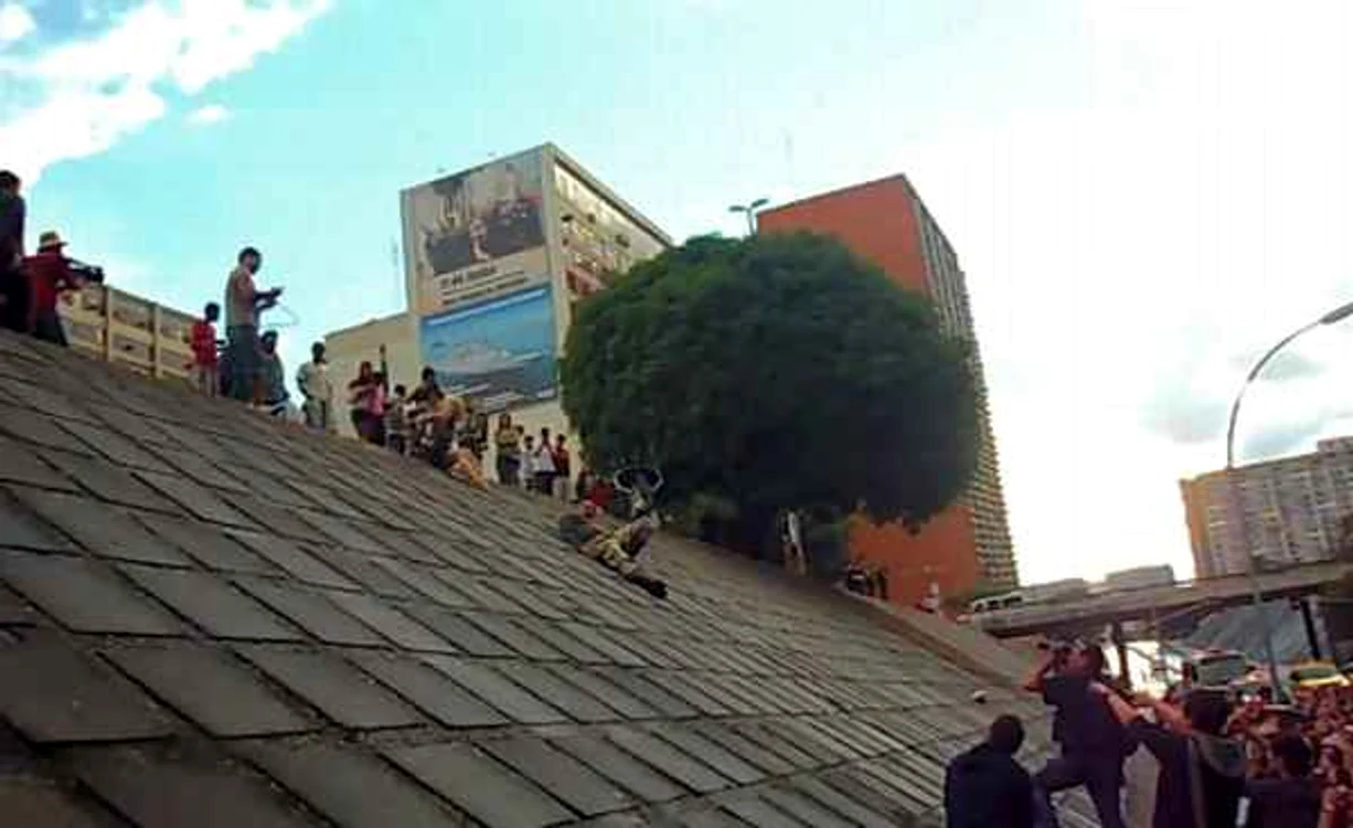 
    Bărbatul şi-a dus mâna la şliţ şi a vrut să le arate minunea din pantaloni.  