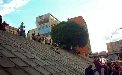 Bărbatul şi-a dus mâna la şliţ şi a vrut să le arate minunea din pantaloni.