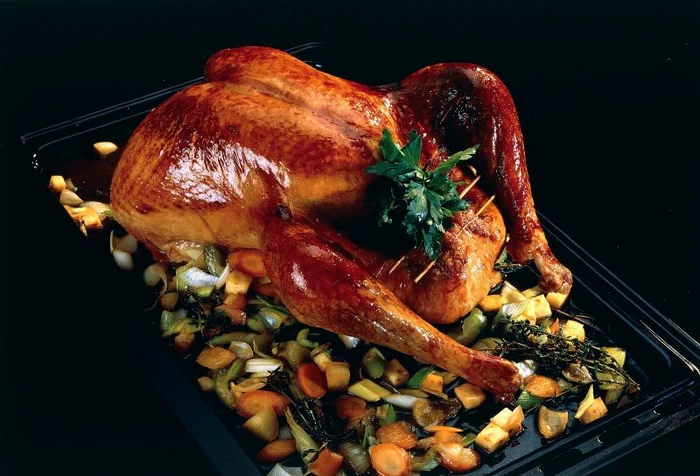 Pentru a-i spori savoarea, carnea de curcan poate fi preparată cu o salată de crudităţi sau cu sosuri de fructe revigorante. (Foto: Shutterstock)