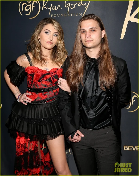 Paris şi Glenn sunt împreună de ai bine de un an.