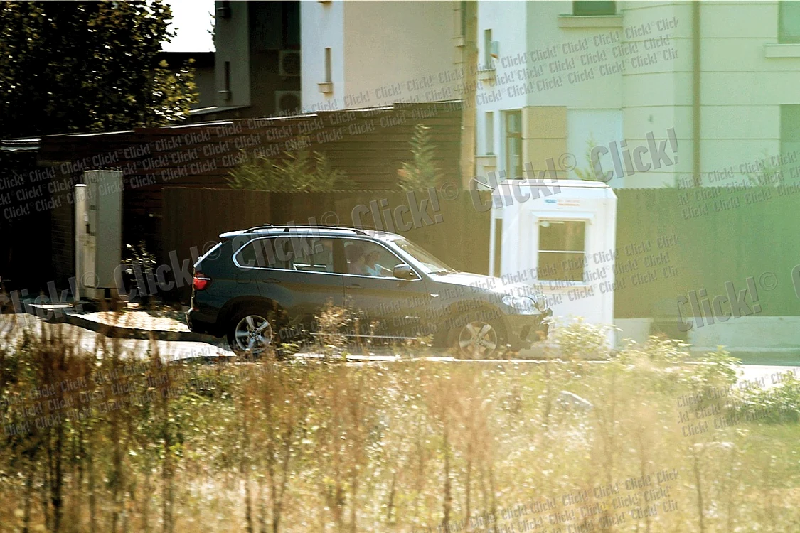 Soţia lui Bănică jr  a venit cu BMW-ul  în Pipera, pe care l-a  parcat chiar lângă  intrarea în curte