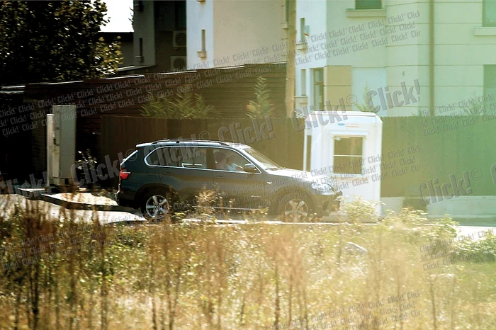 Soţia lui Bănică jr a venit cu BMW-ul în Pipera, pe care l-a parcat chiar lângă intrarea în curte
