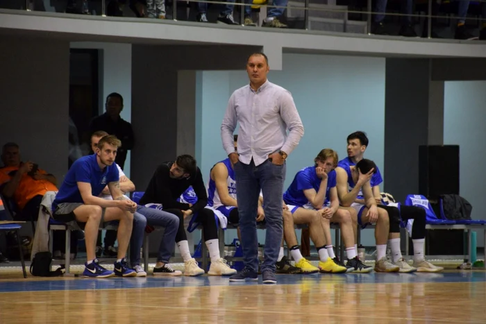 Antrenorul Claudiu Alionescu a găsit soluţia ca suporterii să poată fi prezenţi la evenimentele sportive FOTO: facebook.com/alionescu.claudiu
