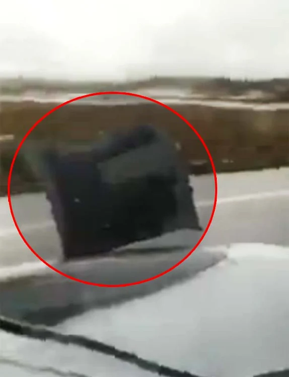 O parte din fuselajul avionului s-a despins la decolare (Foto: LiveLeak)