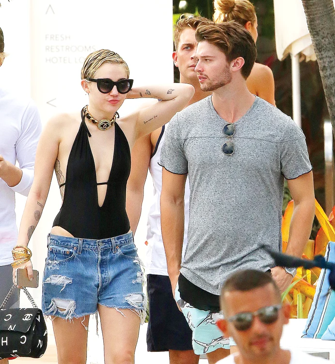 
    Miley Cyrus şi Patrick  Schwarzenegger s-au  cuplat la jumătatea  lunii noiembrie şi de  atunci sunt nedespărţiţi  
