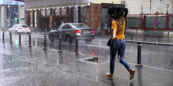 Ploaie in Bucuresti - meteo - vremea FOTO Inquam / Alexandru Busca
