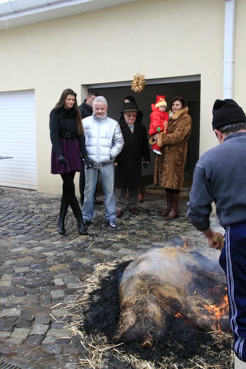 2007 - Înainte de Crăciun, la tăierea porcului, în curtea de la Izvorani. Ion Columbeanu nu a renunțat nici atunci la hainele elegante