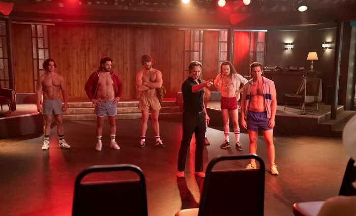 Stripper masculini din trupa Chippendales, în serialul Disney+ „Bun venit la Chippendales“