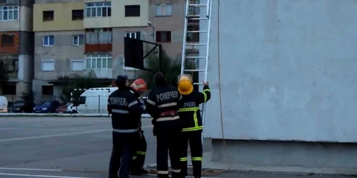 Porumbel salvat de pompierii galateni