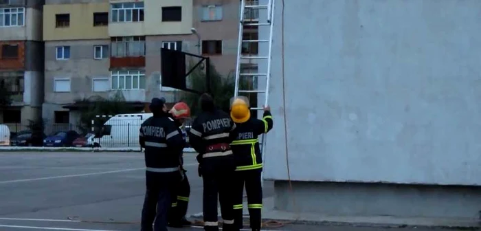 La finalul intervenţiei, pompierii militari au fost aplaudaţi. Foto: Adevărul