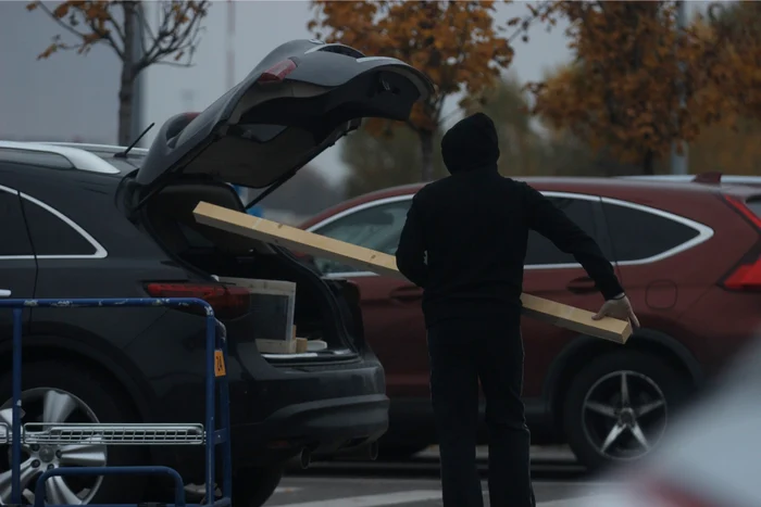 Liviu încarcă în mașină materialele de construcții