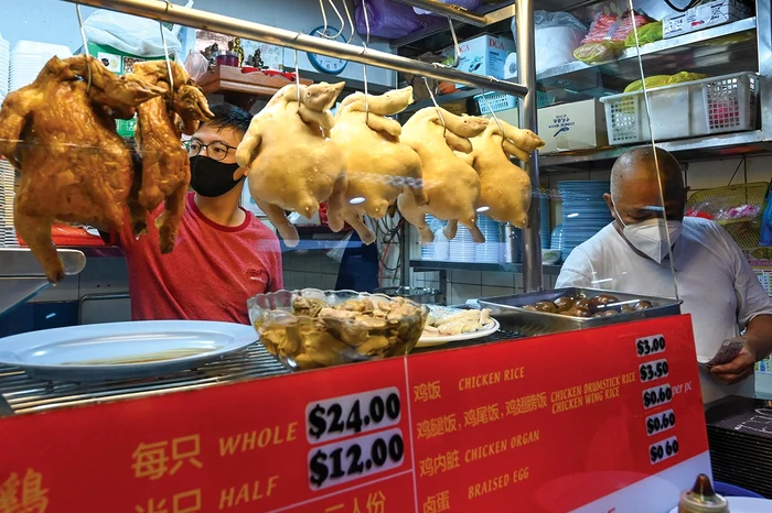 Stand de pui şi orez în Singapore. Vânzătorii se numesc hawkers.