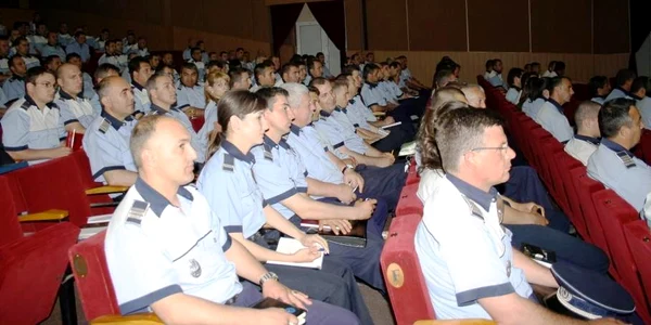 Poliţiştii vor primi salarii mai mici cu 30%. Foto arhivă