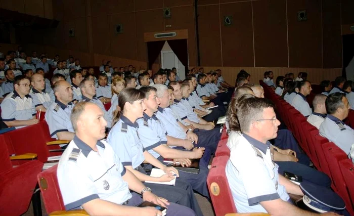 Poliţiştii vor primi salarii mai mici cu 30%. Foto arhivă