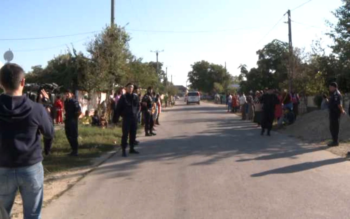 Trupele speciale din jandarmerie şi poliţie au perchezitionat opt locuinte de rromi, din Drăgăşani
