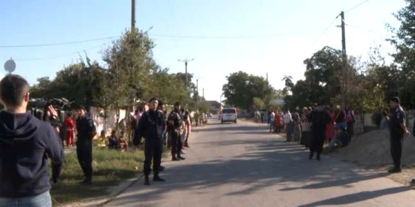 Trupele speciale din jandarmerie şi poliţie au perchezitionat opt locuinte de rromi, din Drăgăşani
