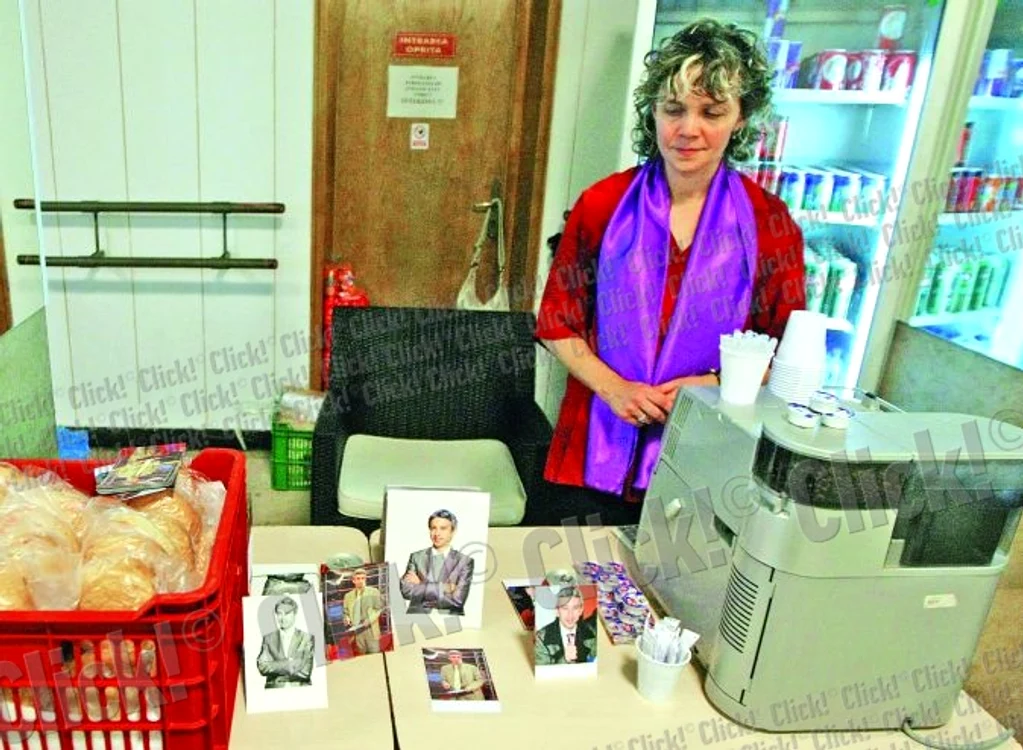 Unele doamne din  mulţime nu s-au putut  abţine să nu plângă  la vederea idolului lor (fotografii: Sebastian Tătaru)
