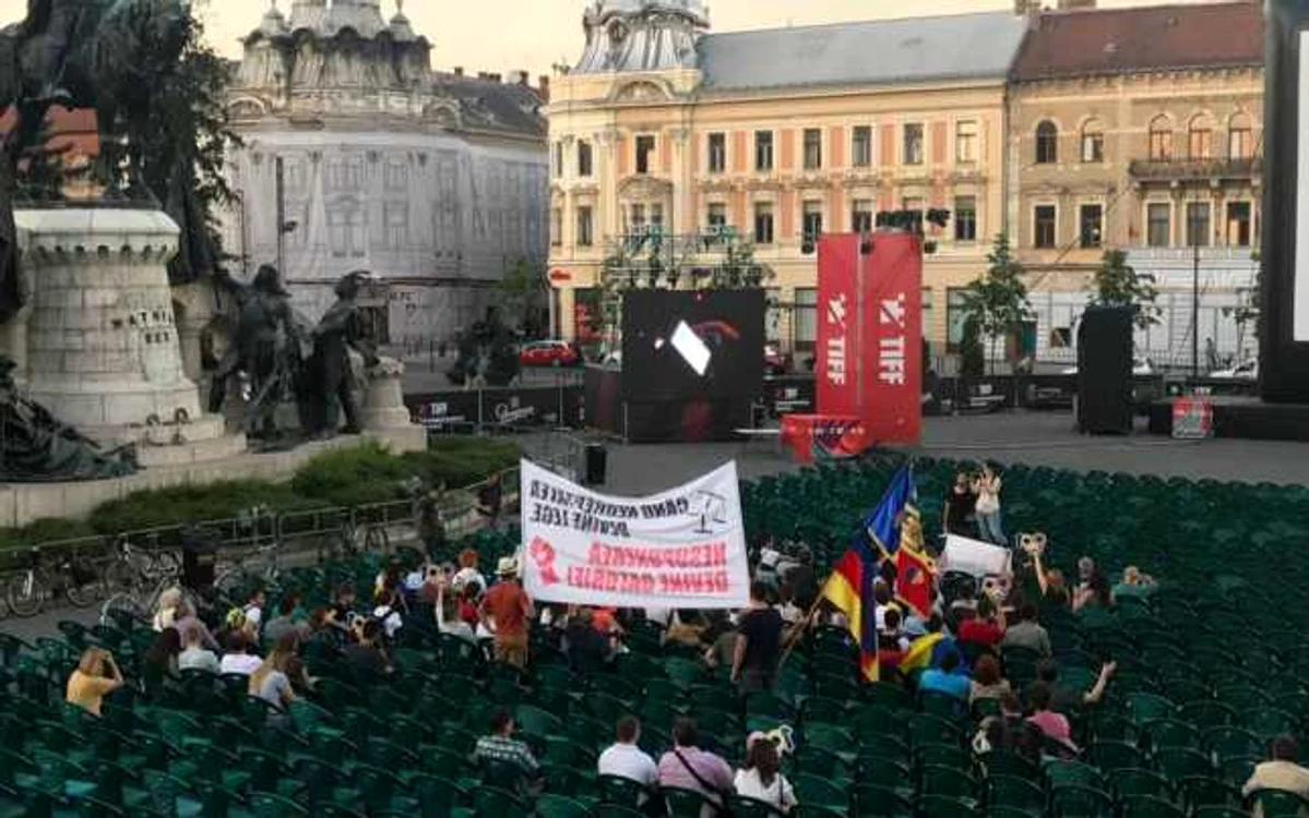 Câteva zeci de oameni discutau despre decizia Curţii Constotuţionale. FOTO: Tudor Giurgiu