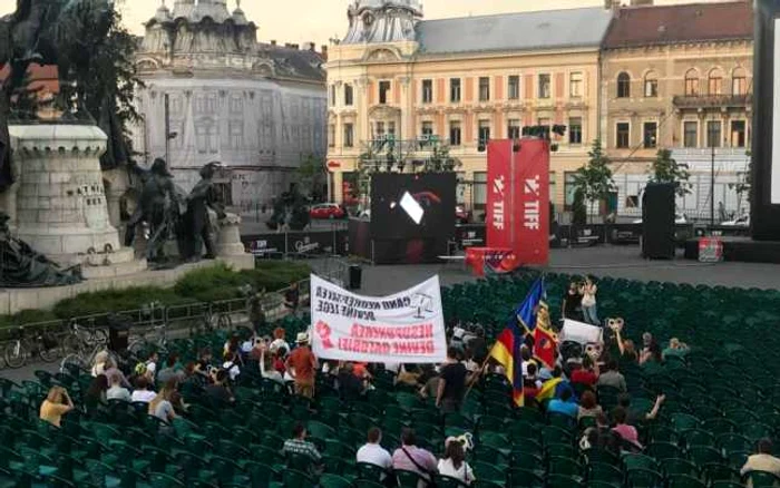 Câteva zeci de oameni discutau despre decizia Curţii Constotuţionale. FOTO: Tudor Giurgiu