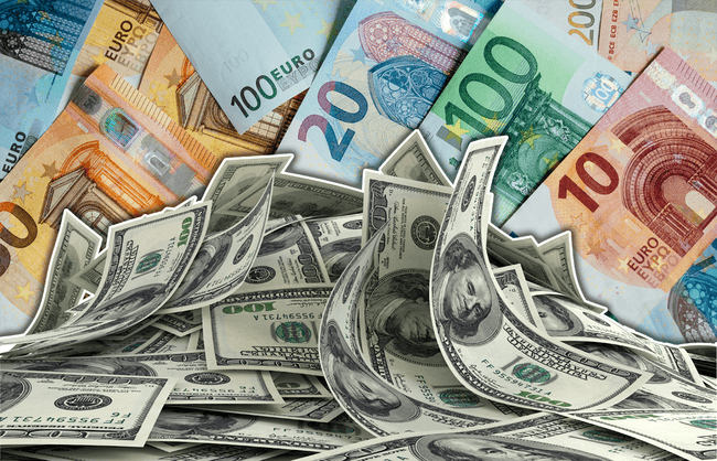 Bancnote de euro și dolari amestecate