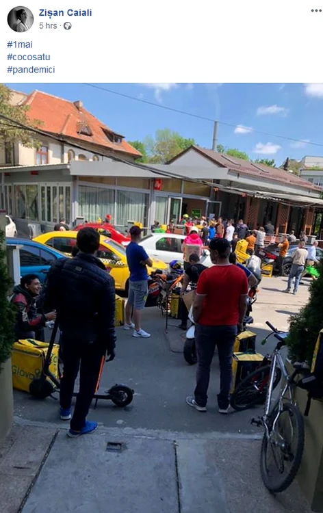 Curierii, așteptând să ridice comenzile de la Cocoșatu