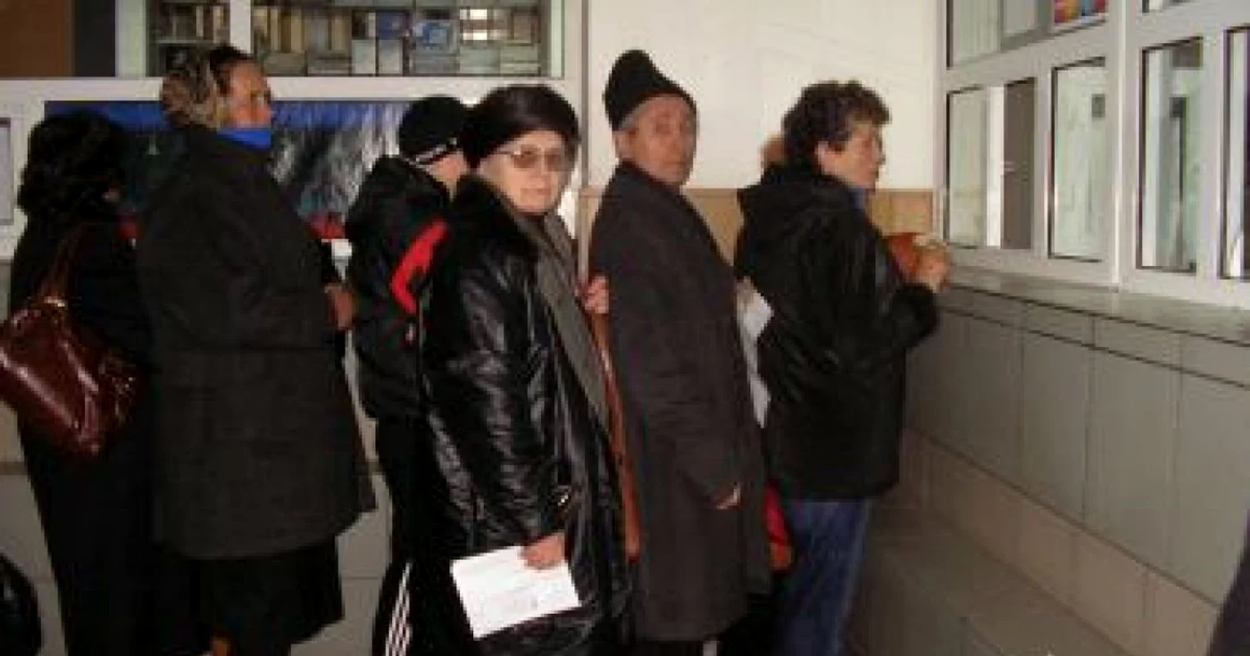 Craiova: Oltenii au stat la coadă pentru a-şi achita creanţele 