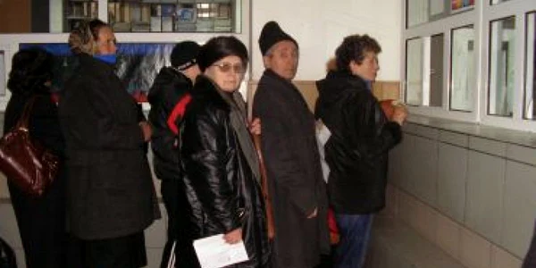 Craiova: Oltenii au stat la coadă pentru a-şi achita creanţele