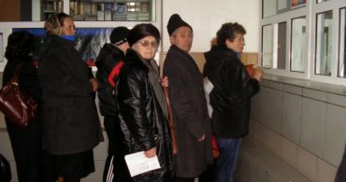 Craiova: Oltenii au stat la coadă pentru a-şi achita creanţele 