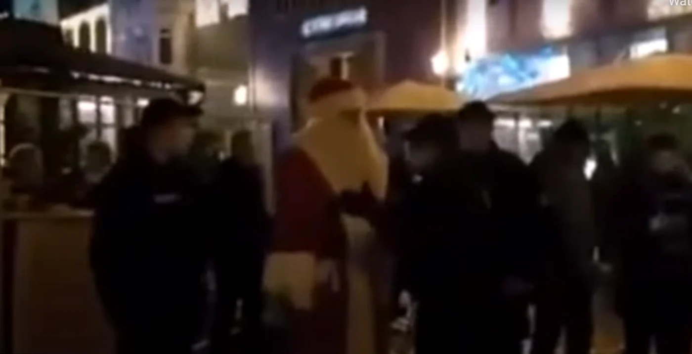 Moş Crăciun a fost arestat pentru că nu respecta măsurile anti-Covid foto: captură video