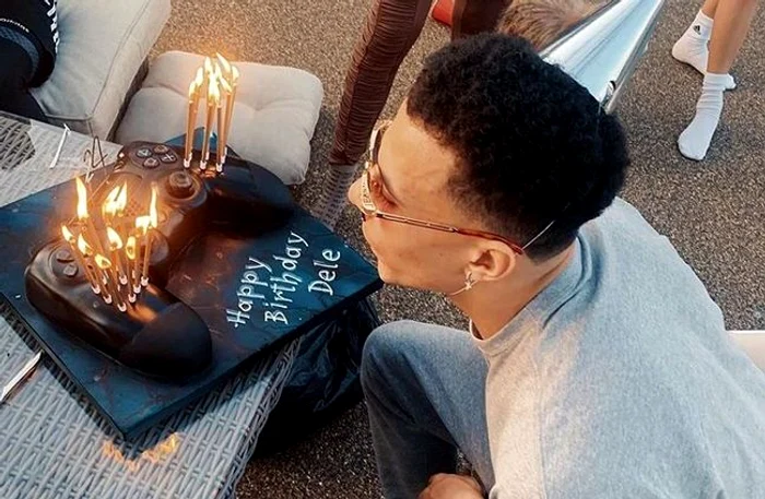 
    Dele Alli a primit un tort in formă de controller de play-stationFOTO: Instagram  