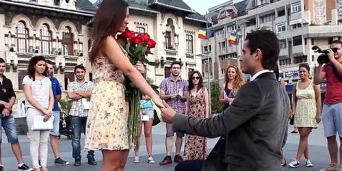 Ionuţ a cerut-o pe Miruna în căsătorie în centrul oraşului
