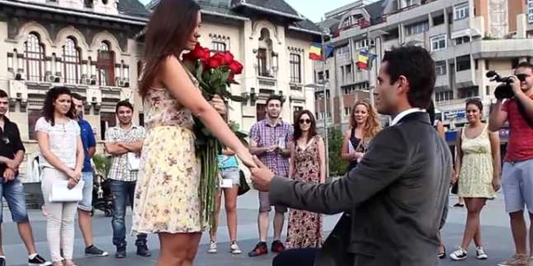 Ionuţ a cerut-o pe Miruna în căsătorie în centrul oraşului