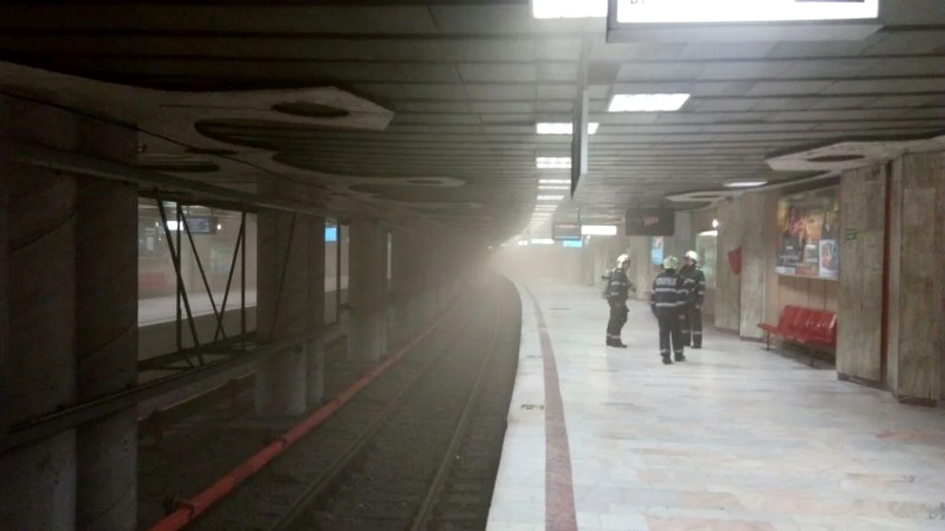 
    Fumul gros i-a împiedicat pe pompieri să pătrundă în tunelFoto: Click!  