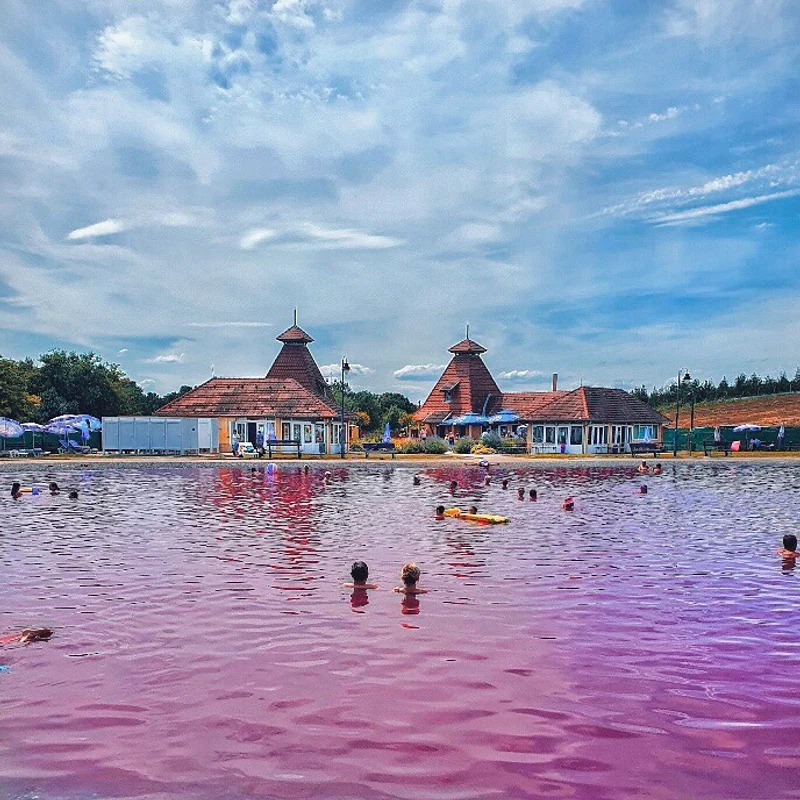 Lacul uimitor care își schimbă culoarea din roz în violet FOTO: instagram